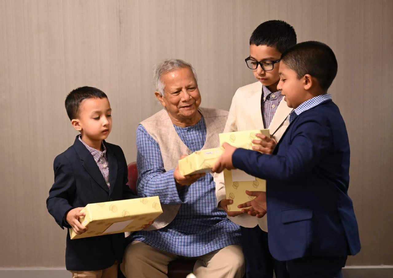 নিউইয়র্কে প্রধান উপদেষ্টা অধ্যাপক মুহাম্মদ ইউনূসের সঙ্গে বাংলাদেশি বংশোদ্ভূত নিহত নিউইয়র্ক পুলিশ সদস্য দিদারুল ইসলামের পরিবারের সদস্যরা দেখা করেন। ছবি: প্রেস উইং