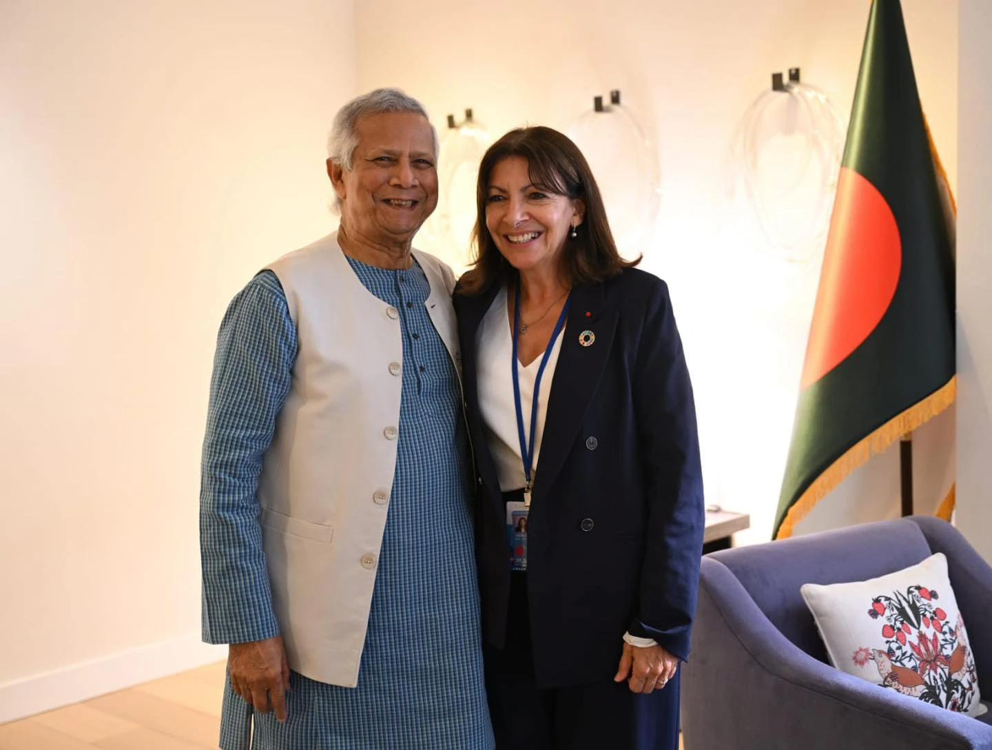 প্রধান উপদেষ্টা অধ্যাপক মুহাম্মদ ইউনূসের সঙ্গে প্যারিসের মেয়র অ্যানে হিদালগো বৈঠক করেন। ছবি: প্রেস উইং