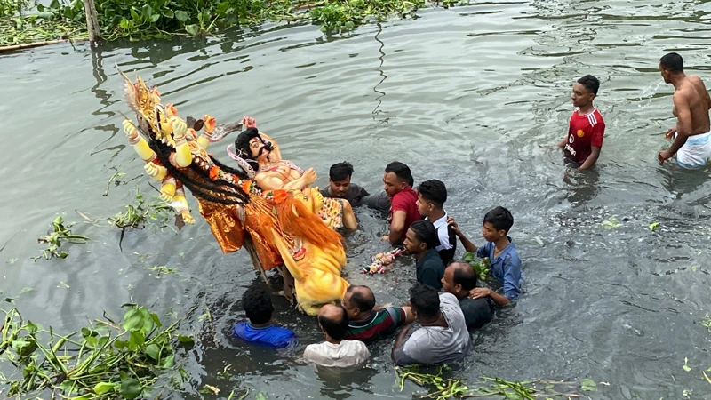 বিজয়া দশমীতে প্রতিমা বিসর্জন