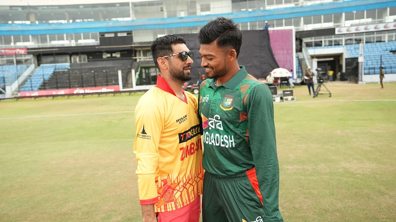 ট্রফি উন্মোচন অনুষ্ঠানে শান্তর সঙ্গে রাজার খুনসুটি। ছবি: বিসিবি