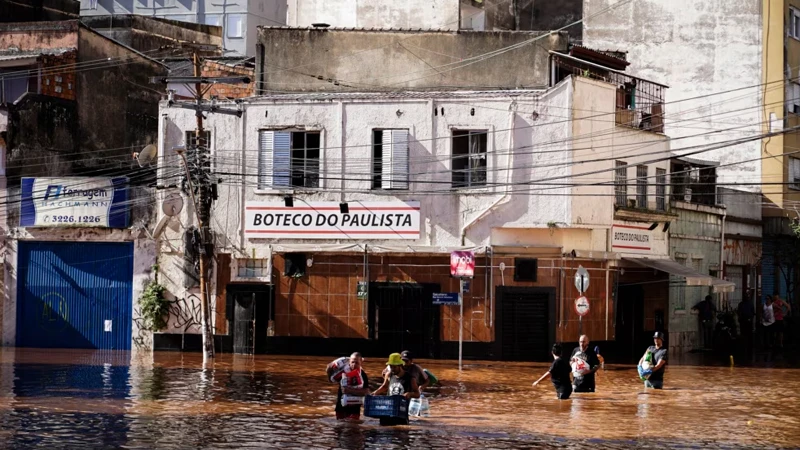 বন্যায় দুর্ভোগে পড়েছে লাখ লাখ মানুষ