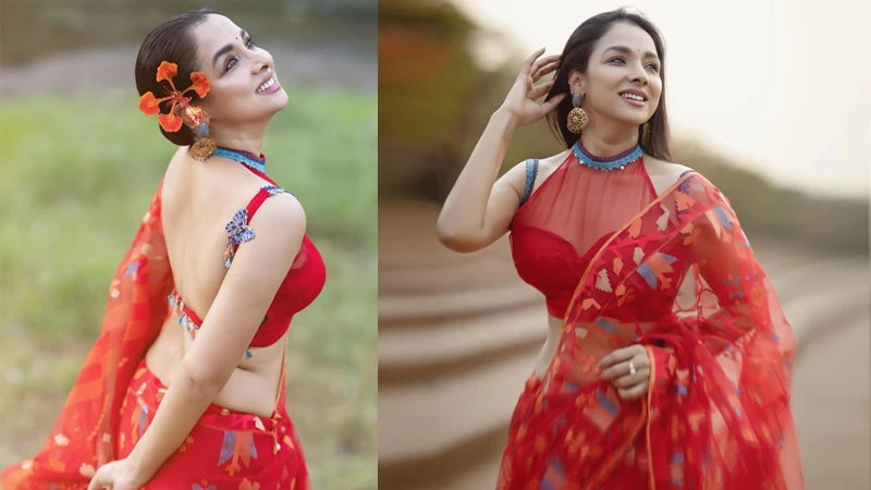 ফুরফুরে মেজাজে অভিনেত্রী রুনা খান