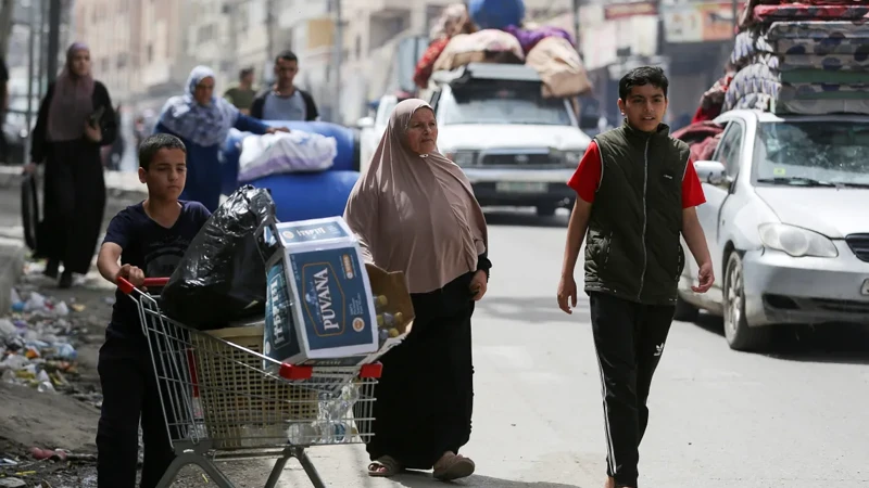 পুরো পরিবার নিয়ে রাফাহ থেকে চলে যেতে হচ্ছে অনেক ফিলিস্তিনিদের