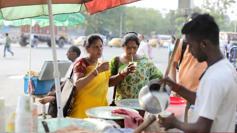 গরমে একটু স্বস্তি পেতে শরবত ও ঠান্ডা পানি বিক্রি বেড়েছে