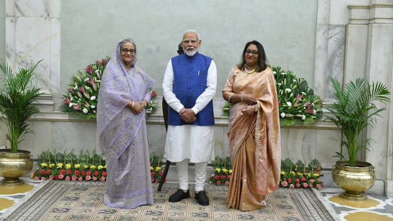 ভারতীয় প্রধানমন্ত্রী নরেন্দ্র মোদির সঙ্গে প্রধানমন্ত্রী শেখ হাসিনা ও তার মেয়ে সায়মা ওয়াজেদ পুতুল
