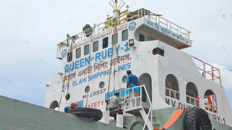 স্বাভাবিক হয়েছে জীবনযাত্রা। রাজধানীর কেরানীগঞ্জের ডক ইয়ার্ডে যাত্রীবাহী জাহাজ ও  কার্গো নির্মাণ করছেন শ্রমিক। ছবি ফোকাস বাংলা