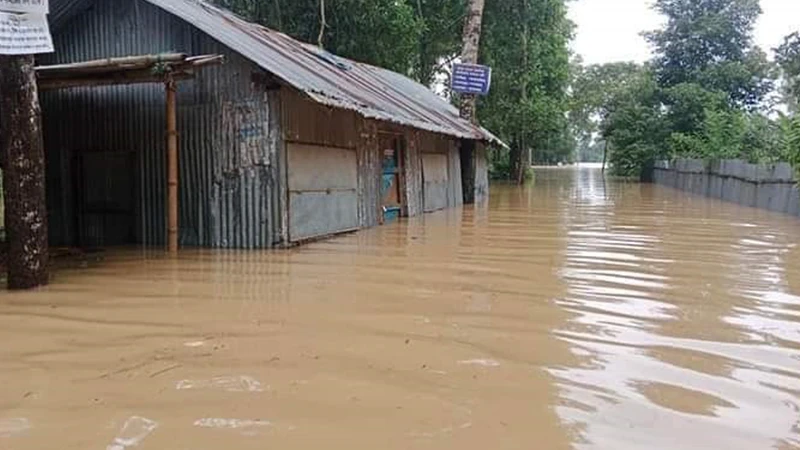বন্যার ভয়াবহ রূপ দেখেছে ফেনীর পাঁচ উপজেলার তিন লাখ মানুষ। সম্পদ নয়, প্রাণ বাঁচানোই মুখ্য হয়ে উঠেছে মানুষের।  বন্যার্তদের উদ্ধারে সেনাবাহিনীর পাশাপাশি কোস্টগার্ড ফায়ার সার্ভিস ও স্বেচ্ছাসেবীরা যোগ দিয়েছেন। দুর্গত এলাকায় যোগাযোগ ব্যবস্থা বিচ্ছিন্ন হয়ে পড়ায় উদ্ধার কাজ ব্যহত হচ্ছে। ছবি: ফোকাস বাংলা 