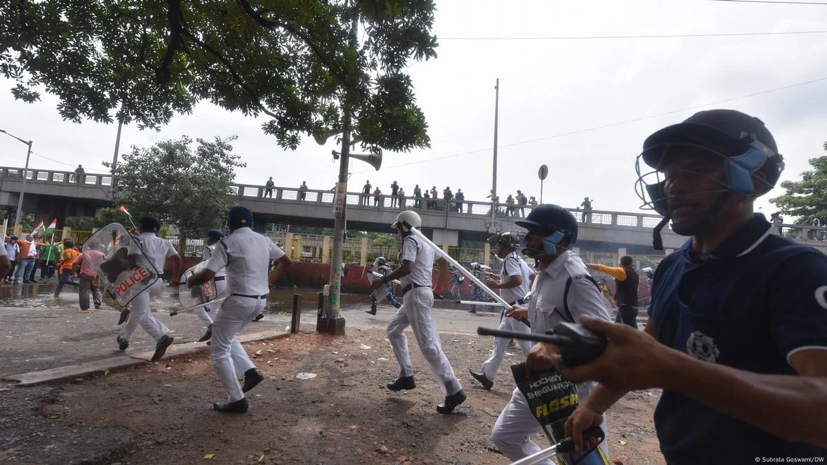 পশ্চিমবঙ্গ ছাত্র সমাজ’র ডাকে আজ মঙ্গলবার সামাজিক যোগাযোগমাধ্যমে নবান্ন অভিযানের ডাক দেওয়া হয়। সকাল থেকেই বিভিন্ন প্রান্তের মানুষ জড়ো হতে থাকেন।