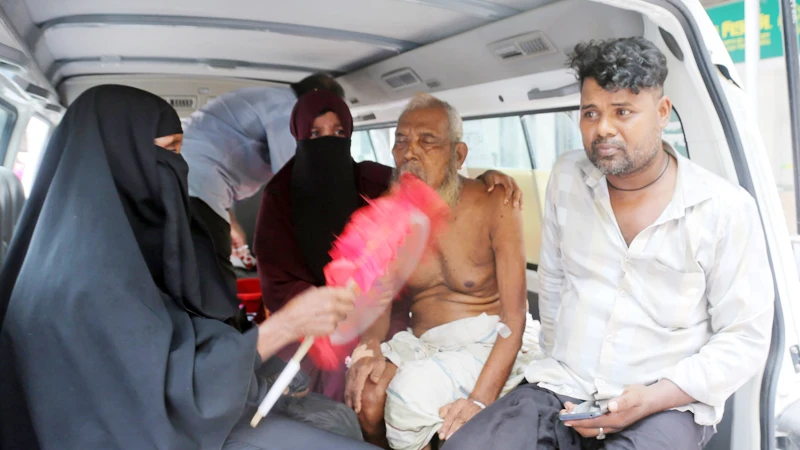 ঢাকা মেডিকেল কলেজ হাসপাতালের জরুরি বিভাগের চিকিৎসা বন্ধ রয়েছে। গতকাল শনিবার রাতে জরুরি বিভাগে ভাঙচুর ও চিকিৎসকদের মারধরের ঘটনায় সেবা বন্ধ করে দিয়েছেন চিকিৎসকেরা। আজ রবিবার সকাল থেকে নিরাপত্তাহীনতার কারণে জরুরি বিভাগের চিকিৎসাসেবা বন্ধ কেরে দেন তারা। চিকিৎসাসেবা বন্ধ থাকায় চরম দুর্ভোগে পড়েছেন রোগীরা। এদিকে পরিস্থিতি নিয়ন্ত্রণে হাসপাতাল প্রাঙ্গণে সেনাসদস্যসহ আইন প্রয়োগকারী সংস্থার অতিরিক্ত সদস্য মোতায়েন করা হয়েছে। ছবি: ফোকাস বাংলা