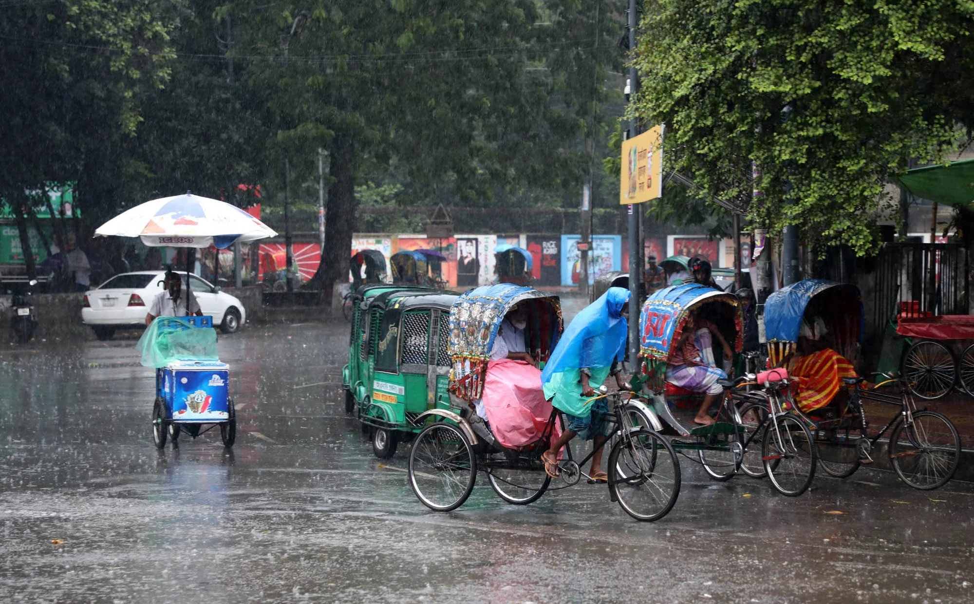 গত কয়েকদিন ভ্যাপসা গরমে নাকাল ছিল জনজীবন। ছিল তাপপ্রবাহের ভোগান্তি। অবশেষে রাজধানীতে স্বস্তির বৃষ্টির দেখা মিলেছে।

আজ শনিবার সকাল থেকে রোদ থাকলেও বেলার ১০টার পর আকাশে মেঘ জমতে থাকে। দমকা বাতাসও শুরু হয়। এরপর কিছুটা অন্ধকার হয়ে বৃষ্টি শুরু হয়। ছবি: ফোকাস বাংলা