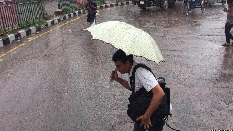 আজ বুধবার ভোর থেকেই রাজধানীতে থেমে থেমে বৃষ্টি হচ্ছে। ফলে সকালে চরম দুর্ভোগে পড়েন কর্মজীবী মানুষ। ছবিটি গুলিস্তান এলাকা থেকে তোলা। ছবি: ফোকাস বাংলা 