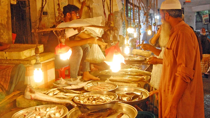 সপ্তাহ ব্যবধানে রাজধানীর বাজারগুলোতে ডিম, সব ধরনের সবজি ও ব্রয়লার মুরগির দাম বেড়েছে।  ছবিটি রাজধানীর পলাশী বাজার থেকে তোলা। ফোকাস বাংলা