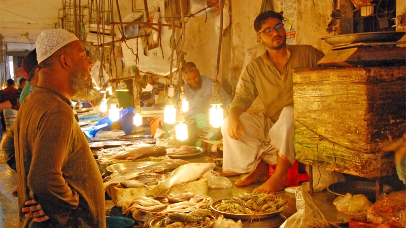 বন্যার দোহাই দিয়ে রাজধানীর কাঁচাবাজারগুলোতে মাছ, মুরগি, সবজি ও অন্যান্য পণ্যের দাম আরেক দফা বেড়েছে। এতে করে ক্রেতাদের নাভিশ্বাস হয়ে উঠছে। দ্রুত বাজার তদারকি ব্যবস্থা জোরদার করা না হলে এই দাম আরও বৃদ্ধি পাবে। আজ শুক্রবার সকালে রাজধানীর পলাশী কাঁচা বাজার থেকে ছবিটি তোলা। ফোকাস বাংলা