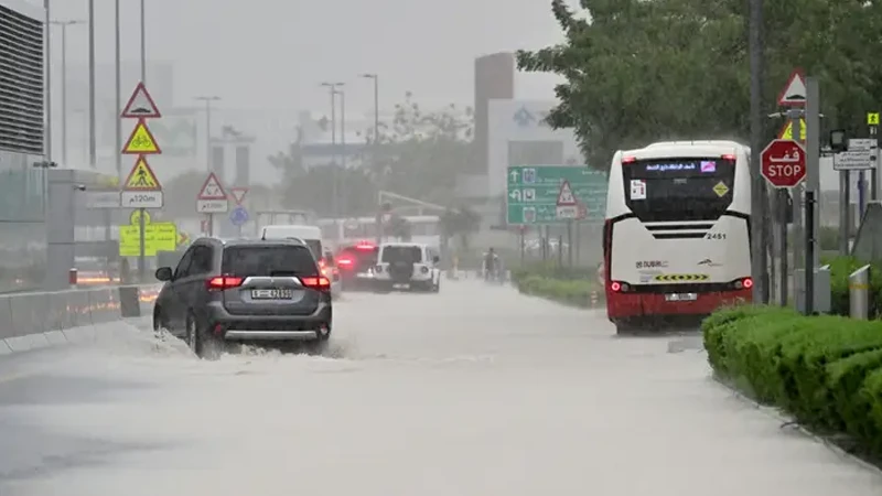 দুবাইয়ের ব্যস্ত রাস্তায় গাড়ি পানিতে ডুবে আছে