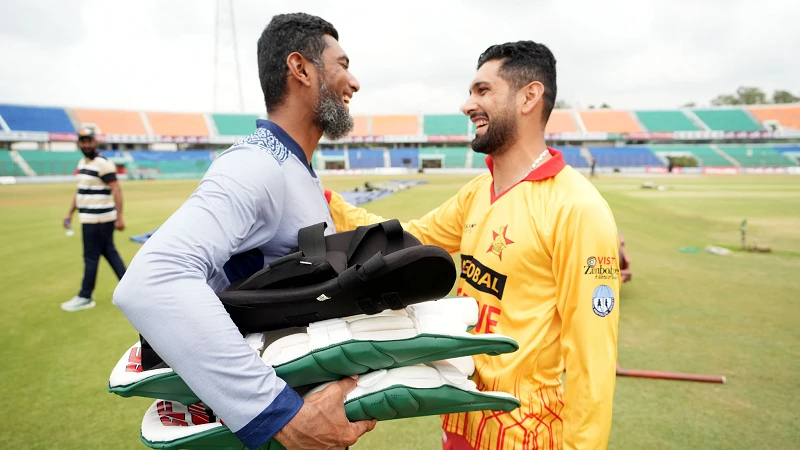 মাহমুদউল্লাহর সঙ্গে রাজার খুনসুটি। ছবি: বিসিবি