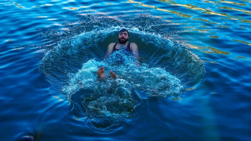 তীব্র গরম থেকে বাঁচতে অনেকেই ঝাপ দিচ্ছেন সুইমংপুল কিংবা নদীতে