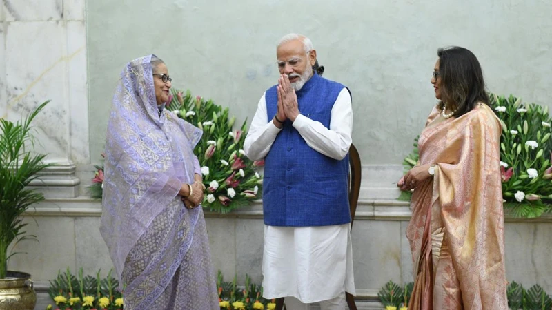 ভারতীয় প্রধানমন্ত্রী নরেন্দ্র মোদির সঙ্গে প্রধানমন্ত্রী শেখ হাসিনা ও তার মেয়ে সায়মা ওয়াজেদ পুতুল
