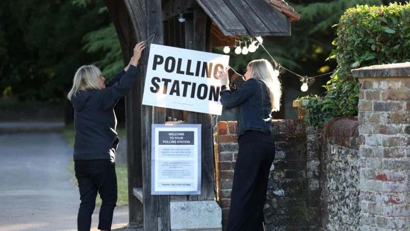 ভোটকেন্দ্র তৈরি করছেন নির্বাচনকর্মীরা