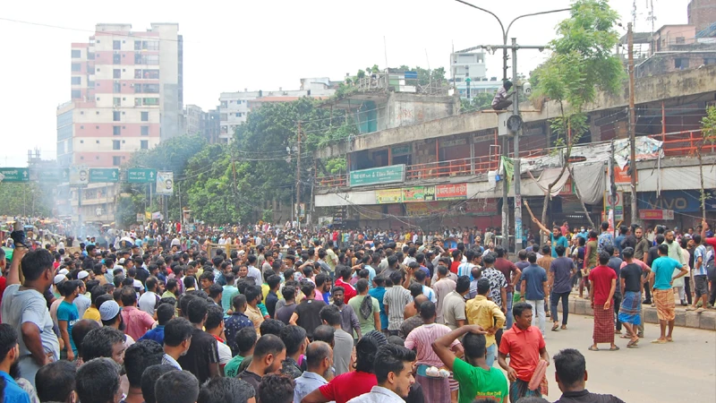 নয়াবাজারের সিএমএম আদালতের সামনে প্রচুর মানুষ জড়ো হয়েছেন 