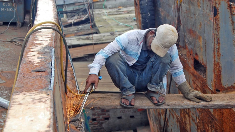 স্বাভাবিক হয়েছে জীবনযাত্রা। রাজধানীর কেরানীগঞ্জের ডক ইয়ার্ডে যাত্রীবাহী জাহাজ ও  কার্গো নির্মাণ করছেন শ্রমিক। ছবি ফোকাস বাংলা