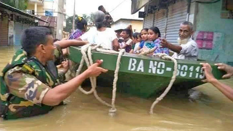 বন্যার ভয়াবহ রূপ দেখেছে ফেনীর পাঁচ উপজেলার তিন লাখ মানুষ। সম্পদ নয়, প্রাণ বাঁচানোই মুখ্য হয়ে উঠেছে মানুষের।  বন্যার্তদের উদ্ধারে সেনাবাহিনীর পাশাপাশি কোস্টগার্ড ফায়ার সার্ভিস ও স্বেচ্ছাসেবীরা যোগ দিয়েছেন। দুর্গত এলাকায় যোগাযোগ ব্যবস্থা বিচ্ছিন্ন হয়ে পড়ায় উদ্ধার কাজ ব্যহত হচ্ছে। ছবি: ফোকাস বাংলা 