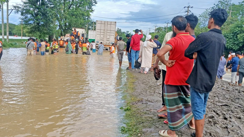  টানা বৃষ্টি ও ভারতের উজানের পানিতে স্মরণকালের সবচেয়ে ভয়াবহ বন্যায় কবলিত হয়েছে দেশের ১১টি জেলা। বন্যার কারণে ঢাকা-চট্টগ্রাম মহাসড়ক এখন পানির নিচে। ফলে মহাসড়কের ঢাকামুখী লেনে ৪৫ কিলোমিটার এলাকাজুড়ে ভয়াবহ যানজট সৃষ্টি হয়েছে।
ছবিটি ঢাকা-চট্টগ্রাম মহাসড়কের লাল পোল এলাকা থেকে তোলা। ফোকাস বাংলা 
