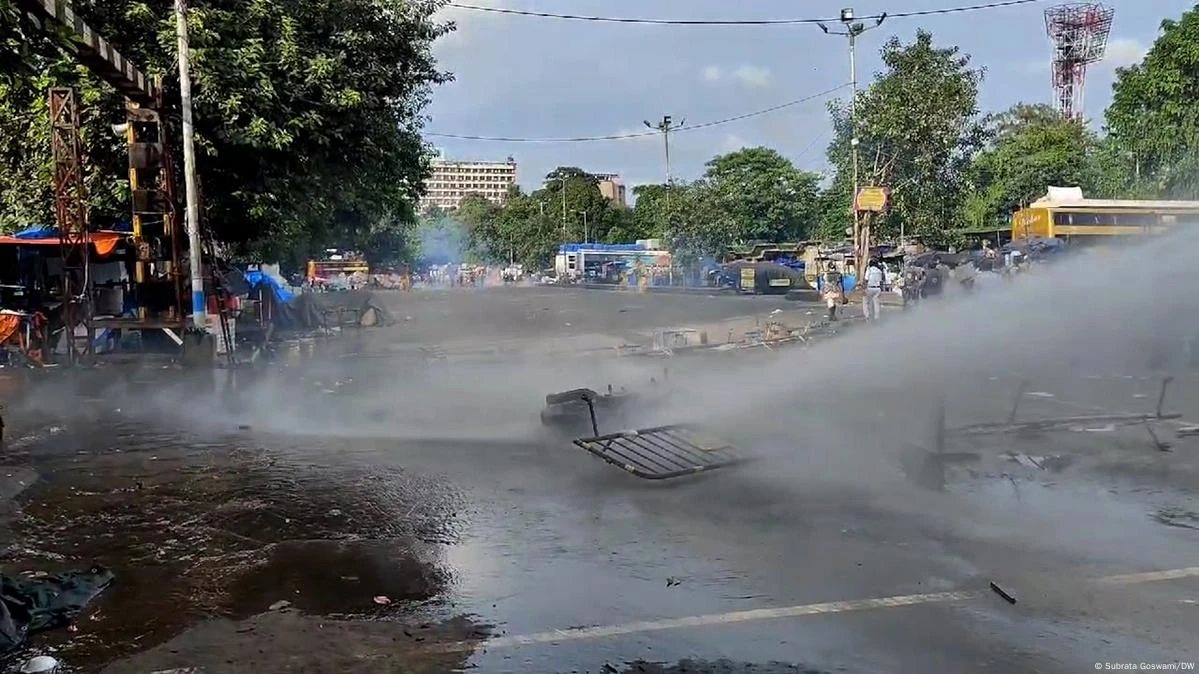 বিক্ষোভকারীরা পুলিশের ওপর ইট-পাটকেল নিক্ষেপ করে বলে অভিযোগ উঠেছে। পুলিশ জলকামান ব্যবহার করে। নিক্ষেপ করে টিয়ারশেল। ব্যবহার করা হয় ড্রোন