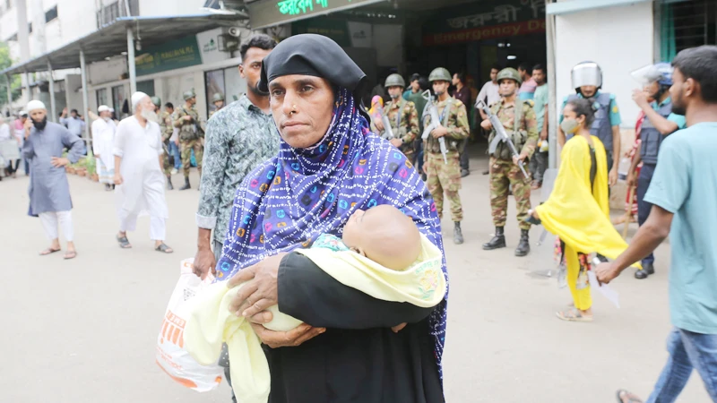 ঢাকা মেডিকেল কলেজ হাসপাতালের জরুরি বিভাগের চিকিৎসা বন্ধ রয়েছে। গতকাল শনিবার রাতে জরুরি বিভাগে ভাঙচুর ও চিকিৎসকদের মারধরের ঘটনায় সেবা বন্ধ করে দিয়েছেন চিকিৎসকেরা। আজ রবিবার সকাল থেকে নিরাপত্তাহীনতার কারণে জরুরি বিভাগের চিকিৎসাসেবা বন্ধ কেরে দেন তারা। চিকিৎসাসেবা বন্ধ থাকায় চরম দুর্ভোগে পড়েছেন রোগীরা। এদিকে পরিস্থিতি নিয়ন্ত্রণে হাসপাতাল প্রাঙ্গণে সেনাসদস্যসহ আইন প্রয়োগকারী সংস্থার অতিরিক্ত সদস্য মোতায়েন করা হয়েছে। ছবি: ফোকাস বাংলা