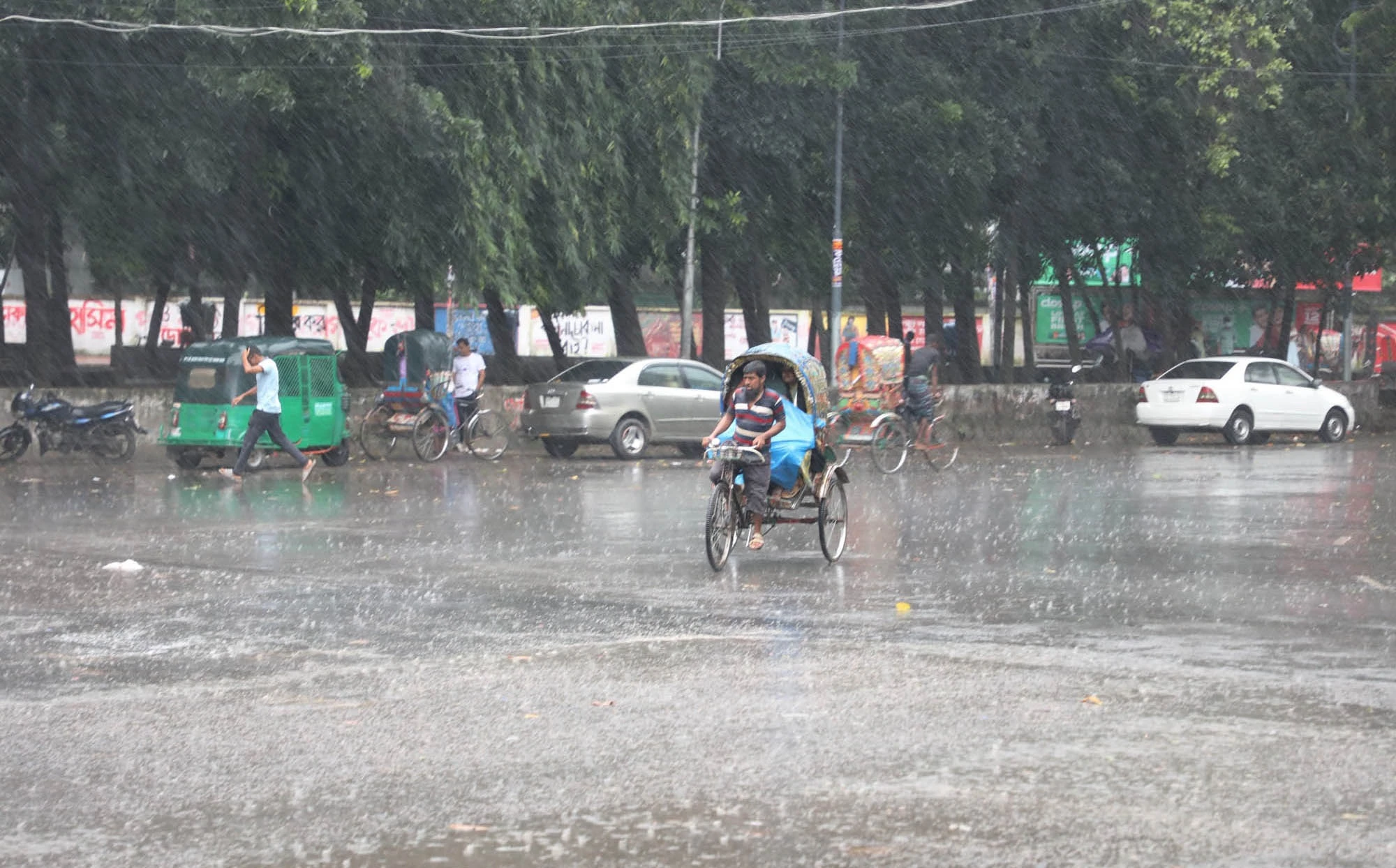 গত কয়েকদিন ভ্যাপসা গরমে নাকাল ছিল জনজীবন। ছিল তাপপ্রবাহের ভোগান্তি। অবশেষে রাজধানীতে স্বস্তির বৃষ্টির দেখা মিলেছে।

আজ শনিবার সকাল থেকে রোদ থাকলেও বেলার ১০টার পর আকাশে মেঘ জমতে থাকে। দমকা বাতাসও শুরু হয়। এরপর কিছুটা অন্ধকার হয়ে বৃষ্টি শুরু হয়। ছবি: ফোকাস বাংলা