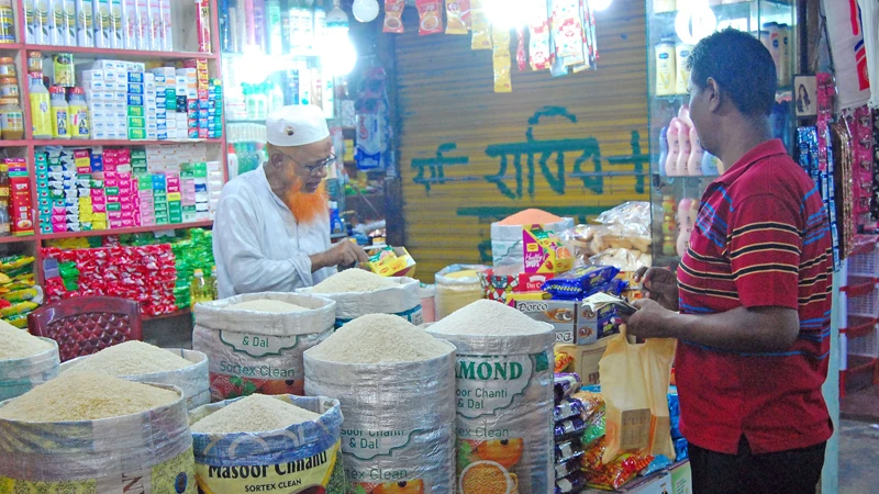 বন্যার দোহাই দিয়ে রাজধানীর কাঁচাবাজারগুলোতে মাছ, মুরগি, সবজি ও অন্যান্য পণ্যের দাম আরেক দফা বেড়েছে। এতে করে ক্রেতাদের নাভিশ্বাস হয়ে উঠছে। দ্রুত বাজার তদারকি ব্যবস্থা জোরদার করা না হলে এই দাম আরও বৃদ্ধি পাবে। আজ শুক্রবার সকালে রাজধানীর পলাশী কাঁচা বাজার থেকে ছবিটি তোলা। ফোকাস বাংলা