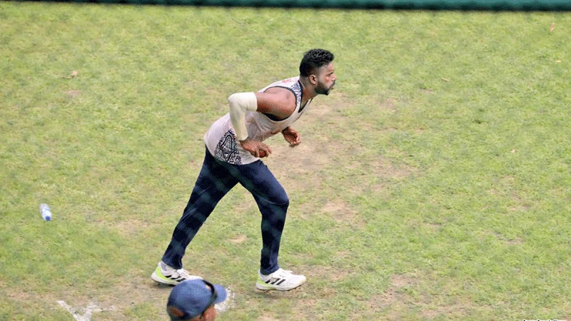 স্কোয়াড না থাকলেও অনুশীলনে মনোযোগী ইবাদত হোসেন। ছবি: ফোকাস বাংলা