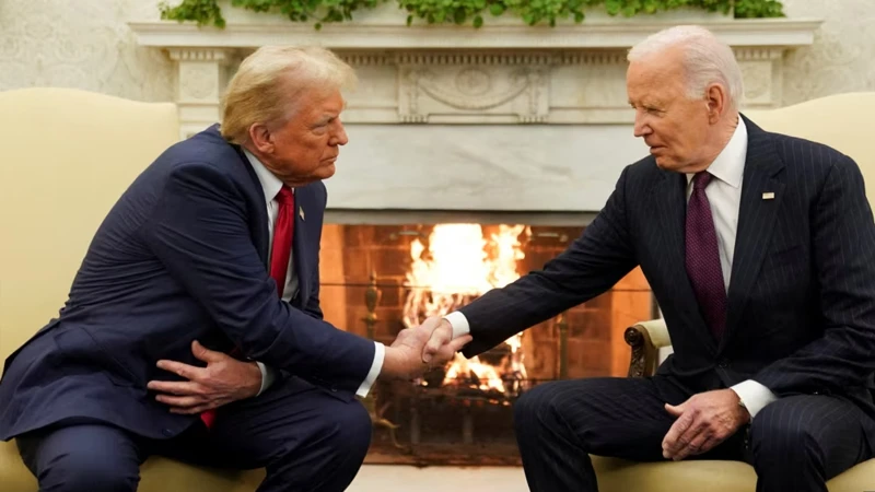 দুই নেতা ওভাল অফিসে ফায়ারপ্লেসের সামনে পাশাপাশি বসেছিলেন। 