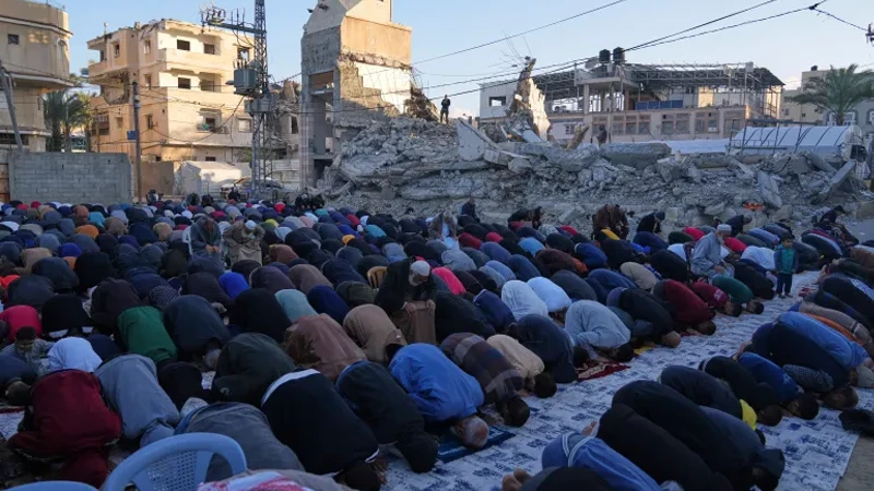 ধ্বংসস্তূপেই ঈদের নামাজ পড়ছেন গাজাবাসী