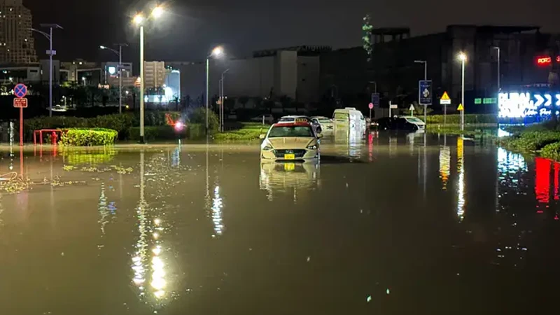 বন্যার মধ্যে রাস্তায় একটি খালি গাড়ি পড়ে আছে 