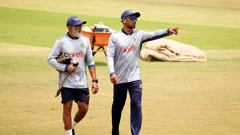 বাংলাদেশের হেড কোচ চন্ডিকা হাথুরুসিংহের সঙ্গে জয়ের ছক আঁকছেন অধিনায়ক শান্ত। ছবি: বিসিবি