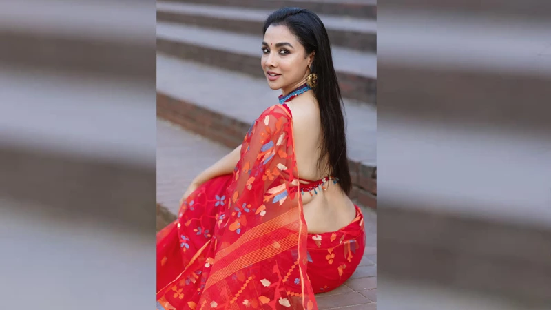 ফুরফুরে মেজাজে অভিনেত্রী রুনা খান