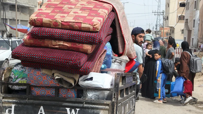 একটি গাড়িতে বিছানা-গদি নিয়ে জীবন বাঁচাতে অন্যত্র চলে যাচ্ছে ফিলিস্তিনি পরিবার