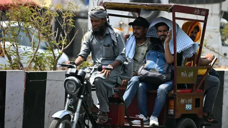 ভারতের কোথাও কোথাও তাপমাত্রা ৪০ ডিগ্রির বেশি। এর মধ্যেই কর্মসথলে যেতে হচ্ছে সবাইকে
