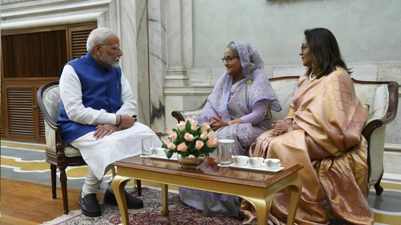 ভারতীয় প্রধানমন্ত্রী নরেন্দ্র মোদির সঙ্গে আলাপকালে প্রধানমন্ত্রী শেখ হাসিনা ও তার মেয়ে সায়মা ওয়াজেদ পুতুল