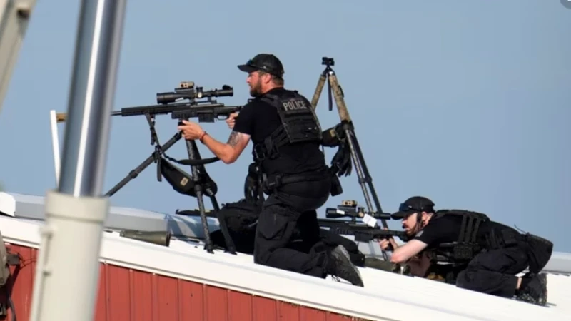 সমাবেশস্থলের আশে-পাশের ভবনের ছাদ থেকে পুলিশের স্নাইপাররা বন্দুকধারীকে লক্ষ্য করে পাল্টা গুলি চালায়