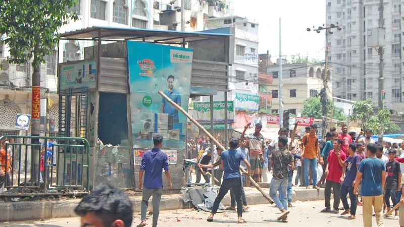 পুলিশ ফাঁড়ি ভাঙার চেষ্টা করছেন 