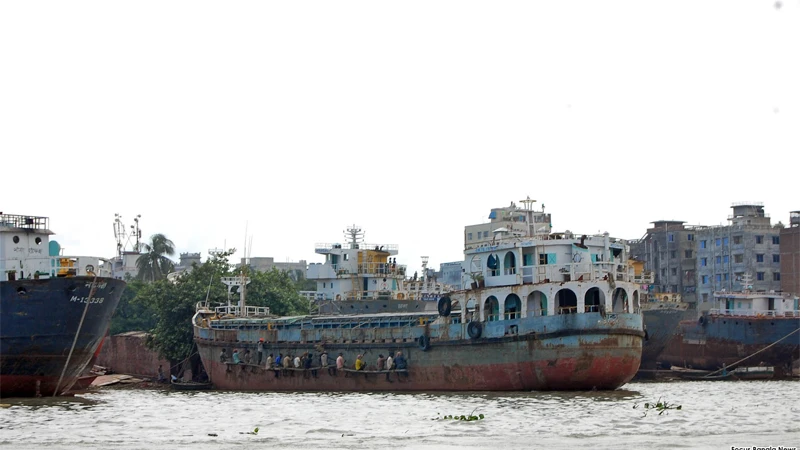 স্বাভাবিক হয়েছে জীবনযাত্রা। রাজধানীর কেরানীগঞ্জের ডক ইয়ার্ডে যাত্রীবাহী জাহাজ ও  কার্গো নির্মাণ করছেন শ্রমিক। ছবি ফোকাস বাংলা