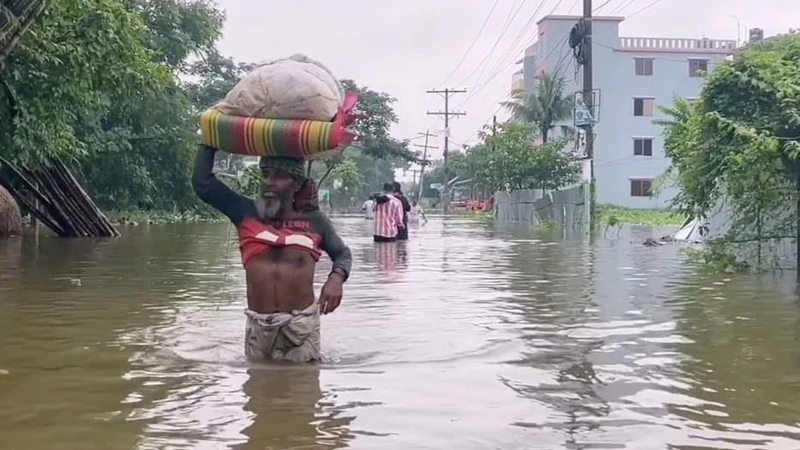 বন্যার ভয়াবহ রূপ দেখেছে ফেনীর পাঁচ উপজেলার তিন লাখ মানুষ। সম্পদ নয়, প্রাণ বাঁচানোই মুখ্য হয়ে উঠেছে মানুষের।  বন্যার্তদের উদ্ধারে সেনাবাহিনীর পাশাপাশি কোস্টগার্ড ফায়ার সার্ভিস ও স্বেচ্ছাসেবীরা যোগ দিয়েছেন। দুর্গত এলাকায় যোগাযোগ ব্যবস্থা বিচ্ছিন্ন হয়ে পড়ায় উদ্ধার কাজ ব্যহত হচ্ছে। ছবি: ফোকাস বাংলা 