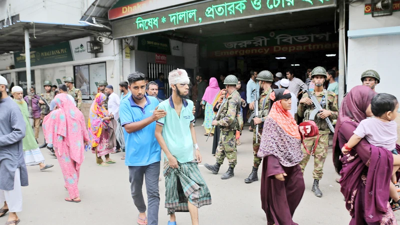 ঢাকা মেডিকেল কলেজ হাসপাতালের জরুরি বিভাগের চিকিৎসা বন্ধ রয়েছে। গতকাল শনিবার রাতে জরুরি বিভাগে ভাঙচুর ও চিকিৎসকদের মারধরের ঘটনায় সেবা বন্ধ করে দিয়েছেন চিকিৎসকেরা। আজ রবিবার সকাল থেকে নিরাপত্তাহীনতার কারণে জরুরি বিভাগের চিকিৎসাসেবা বন্ধ কেরে দেন তারা। চিকিৎসাসেবা বন্ধ থাকায় চরম দুর্ভোগে পড়েছেন রোগীরা। এদিকে পরিস্থিতি নিয়ন্ত্রণে হাসপাতাল প্রাঙ্গণে সেনাসদস্যসহ আইন প্রয়োগকারী সংস্থার অতিরিক্ত সদস্য মোতায়েন করা হয়েছে। ছবি: ফোকাস বাংলা