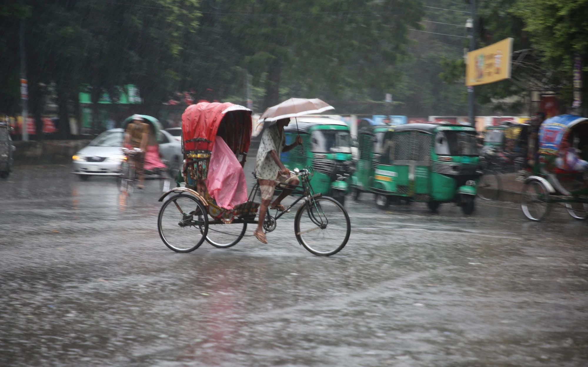 গত কয়েকদিন ভ্যাপসা গরমে নাকাল ছিল জনজীবন। ছিল তাপপ্রবাহের ভোগান্তি। অবশেষে রাজধানীতে স্বস্তির বৃষ্টির দেখা মিলেছে।

আজ শনিবার সকাল থেকে রোদ থাকলেও বেলার ১০টার পর আকাশে মেঘ জমতে থাকে। দমকা বাতাসও শুরু হয়। এরপর কিছুটা অন্ধকার হয়ে বৃষ্টি শুরু হয়। ছবি: ফোকাস বাংলা