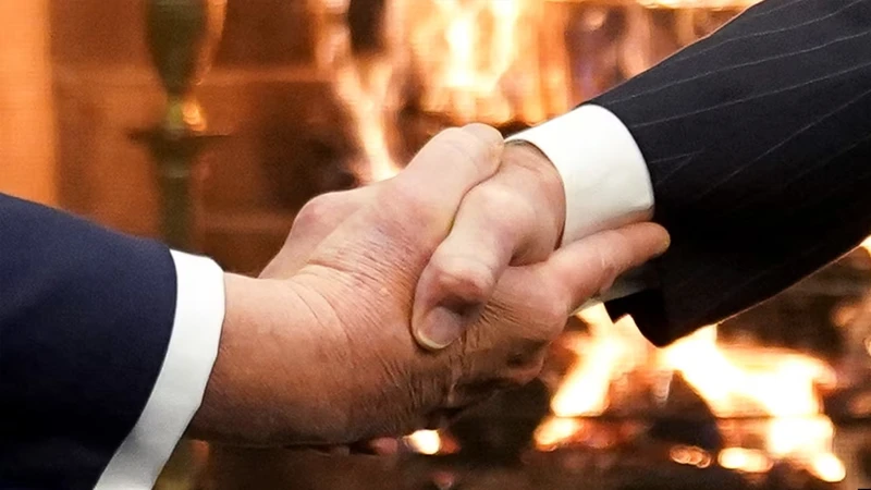 দুজনেই জানুয়ারিতে নির্ঝঞ্ঝাট ভাবে ক্ষমতা হস্তান্তরের প্রতিশ্রুতি দিয়েছেন।