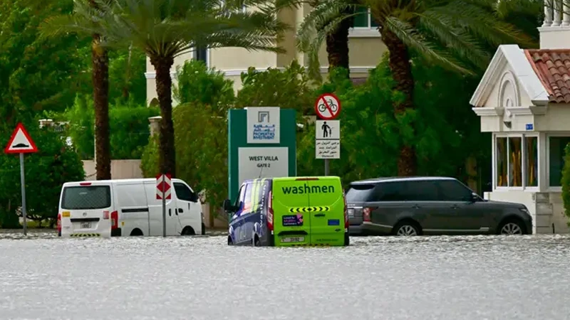 বৃষ্টির কারণে রাস্তায় অনেক গাড়িই আটকে পড়ে এদিন