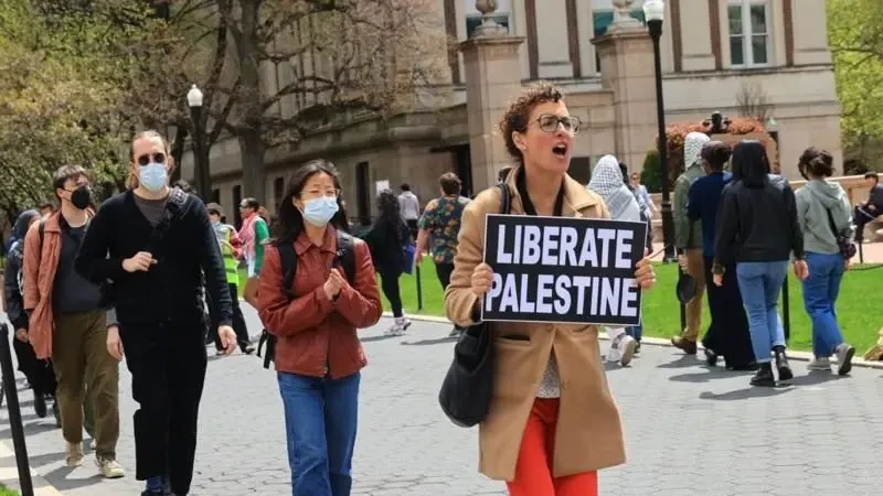 কলাম্বিয়া ইউনিভার্সিটিতে প্রথম বিক্ষোভের সূত্রপাত হয়।
