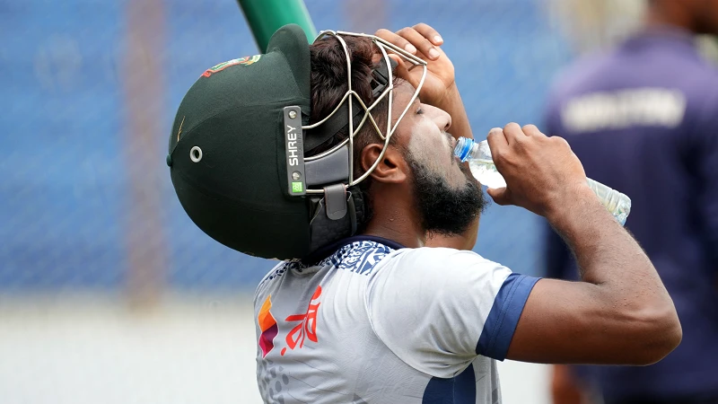 তীব্র গরমে অনুশীলন। পানি খেয়ে তৃষ্ণা নিবারণ করছেন ফিনিশার জাকের আলী। ছবি: বিসিবি