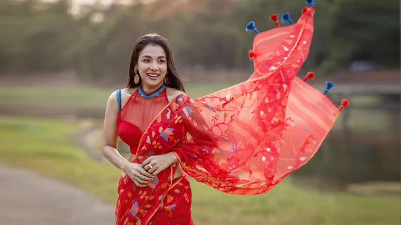 ফুরফুরে মেজাজে অভিনেত্রী রুনা খান